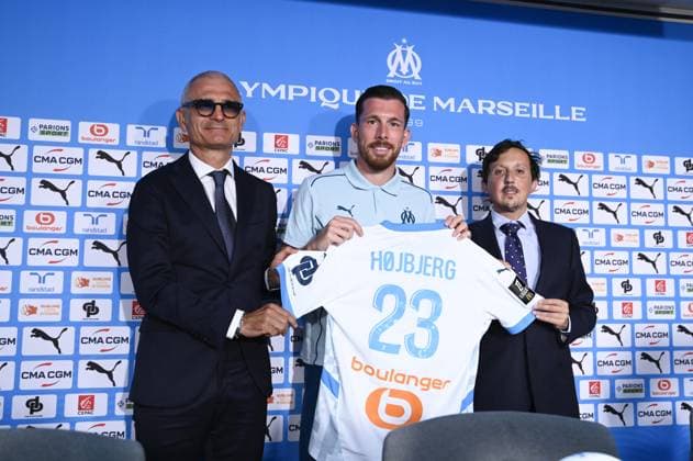 Sport Themen der Woche KW33 Sport Bilder des Tages Présentation des trois nouveaux joueurs de l Olympique de Marseille : Ismaël Koné, Derek Cornelius et Pierre-Emile Højbjerg au Centre d entraînement Robert Louis Dreyfus. Pierre-Emile Højbjerg FOOTBALL : Conférence de presse de présentation d Ismaël Koné, Derek Cornelius et Pierre-Emile Højbjerg - Marseille - 12 08 2024 WilliamCannarella Panoramic 