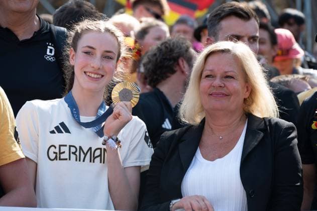 Sport Themen der Woche KW33 Sport Bilder des Tages Darja VARFOLOMEEV, Olympiasiegerin Rhythmische Sportgymnastik, Nancy FAESER, Bundesinnenministerin, Rueckkehr der Deutschen Olympiamannschaft Team D von den Olympischen Spielen 2024 in Paris Frankreich und Empfang in Koeln am 12.10.2024 in Koeln, Â *** Darja VARFOLOMEEV, Olympic champion in rhythmic gymnastics, Nancy FAESER, Federal Minister of the Interior, return of the German Olympic team Team D from the 2024 Olympic Games in Paris France and reception in Cologne on 12 10 2024 in Cologne, Â
