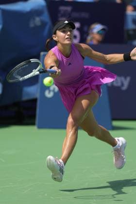 August 12, 2024, Mason, Oh, USA: 2024 Cincinnati Open Tennis, 2024 08 12 - Elina Avanesyan returns a ball against opponent Harriet Dart. ZUMAPress Mason USA - ZUMAn24_ 20240812_zaf_n24_003 Copyright: xWallyxNellx