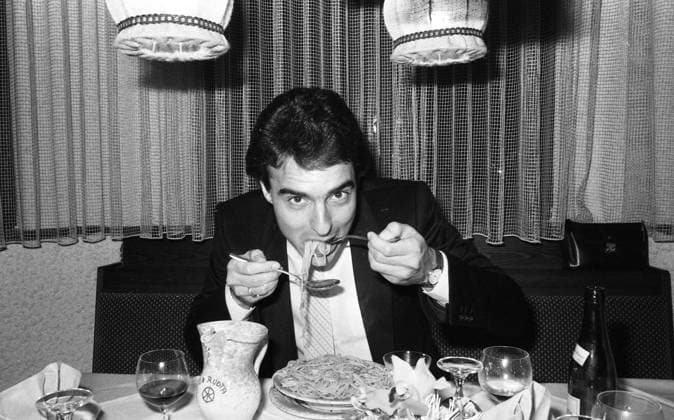 17.03.82 Hansi Müller Italienisches Restaurant Deutschland, Stuttgart, 17.03.1982, Fussball, Bundesliga, VfB Stuttgart: Hansi Müller in einem italienischen Restaurant beim Spaghetti Essen Pasta. *** 17 03 82 Hansi Müller Italian restaurant Germany, Stuttgart, 17 03 1982, Soccer, Bundesliga, VfB Stuttgart Hansi Müller in an Italian restaurant eating spaghetti pasta