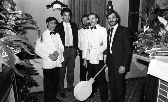 17.03.82 Hansi Müller Italienisches Restaurant Deutschland, Stuttgart, 17.03.1982, Fussball, Bundesliga, VfB Stuttgart: Hansi Müller in einem italienischen Restaurant. *** 17 03 82 Hansi Müller Italian restaurant Germany, Stuttgart, 17 03 1982, Soccer, Bundesliga, VfB Stuttgart Hansi Müller in an Italian restaurant