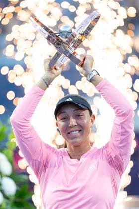 TORONTO, ON - AUGUST 12: Jessica Pegula of the United States lifts the championship trophy after winning the National Bank Open tournament, part of the WTA, Tennis Damen Tour, at Sobeys Stadium on August 12, 2024 in Toronto, Canada. (Photo by Julian Avram Icon Sportswire) TENNIS: AUG 12 National Bank Open EDITORIAL USE ONLY Icon2408120238