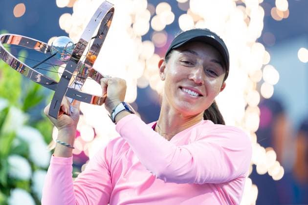 TORONTO, ON - AUGUST 12: Jessica Pegula of the United States lifts the championship trophy after winning the National Bank Open tournament, part of the WTA, Tennis Damen Tour, at Sobeys Stadium on August 12, 2024 in Toronto, Canada. (Photo by Julian Avram Icon Sportswire) TENNIS: AUG 12 National Bank Open EDITORIAL USE ONLY Icon2408120266
