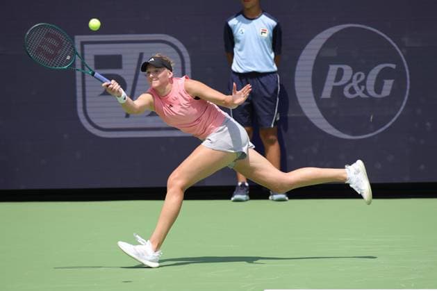 August 12, 2024, Mason, Ohio, USA: ASHLYN KRUEGER (USA) hits a ball against opponent Naomi Osaka durng the 2024 Cincinnati Open Tennis tournament in Ohio. Mason USA - ZUMAn24_ 20240812_zaf_n24_057 Copyright: xWallyxNellx