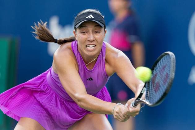 TORONTO, ON - AUGUST 12: Jessica Pegula of the United States hits a shot during the National Bank Open Final, part of the WTA, Tennis Damen Tour, at Sobeys Stadium on August 12, 2024 in Toronto, Canada. (Photo by Julian Avram Icon Sportswire) TENNIS: AUG 12 National Bank Open EDITORIAL USE ONLY Icon2408120129