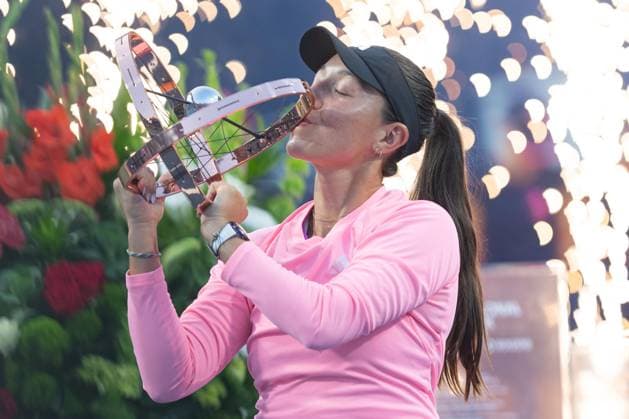 TORONTO, ON - AUGUST 12: Jessica Pegula of the United States lifts the championship trophy after winning the National Bank Open tournament, part of the WTA, Tennis Damen Tour, at Sobeys Stadium on August 12, 2024 in Toronto, Canada. (Photo by Julian Avram Icon Sportswire) TENNIS: AUG 12 National Bank Open EDITORIAL USE ONLY Icon2408120272