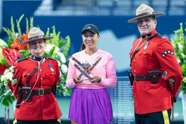 TORONTO, ON - AUGUST 12: Jessica Pegula of the United States lifts the championship trophy two members of the Royal Canadian Mounted Police (RCMP) after winning the National Bank Open tournament, part of the WTA, Tennis Damen Tour, at Sobeys Stadium on August 12, 2024 in Toronto, Canada. (Photo by Julian Avram Icon Sportswire) TENNIS: AUG 12 National Bank Open EDITORIAL USE ONLY Icon2408120274