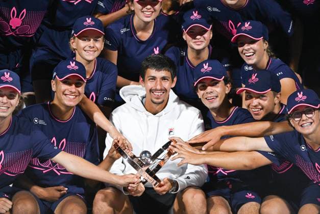 Bilder des Jahres 2024, Sport 08 August Sport Themen der Woche KW33 Sport Bilder des Tages August 12, 2024, Montreal, Pq, Canada: Alexei Popyrin, of Australia, holds up the winners trophy as he poses with ball boys and girls after defeating Andrey Rublev, of Russia, in the final of the National Bank Open men s tennis tournament in Montreal, Monday, Aug. 12, 2024. Alexei Popyrin, Andrey Rublev,  - ZUMAc35_ 20240812_zaf_c35_138 Copyright: xGrahamxHughesx