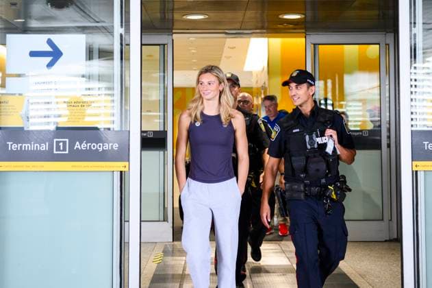 August 12, 2024, Toronto, On, Canada: Olympic medalist Summer McIntosh is cheered by fans after arriving at Pearson airport following the 2024 Paris Olympic Games, Olympische Spiele, Olympia, OS in Toronto, Monday, Aug. 12, 2024. Canada News - August 12, 2024  - ZUMAc35_ 0753968810st Copyright: xChristopherxKatsarovx