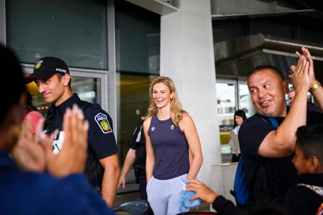 August 12, 2024, Toronto, On, Canada: Olympic medalist Summer McIntosh is cheered by fans after arriving at Pearson airport following the 2024 Paris Olympic Games, Olympische Spiele, Olympia, OS in Toronto, Monday, Aug. 12, 2024. Canada News - August 12, 2024  - ZUMAc35_ 0753970032st Copyright: xChristopherxKatsarovx