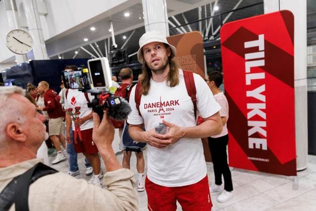 Sport Themen der Woche KW33 Sport Bilder des Tages Handball player Mikkel Hansen at Copenhagen Airport on Monday, August 12, 2024. The Danish gold medal winners in handball from the Olympiad in France are received at the airport. (Photo: Ólafur Steinar Rye Gestsson Ritzau Scanpix) , Copenhagen Denmark *** Handball player Mikkel Hansen at Copenhagen Airport on Monday, August 12, 2024 The Danish gold medal winners in handball from the Olympiad in France are received at the airport Photo Ólafur Steinar Rye Gestsson Ritzau Scanpix , Copenhagen Denmark  Copyright: ÓlafurxSteinarxRyexGestssonx spdk20240812-232858-L