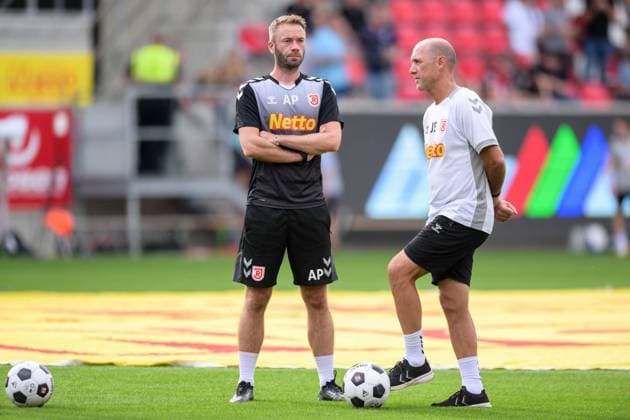 Soccer, 2 Bundesliga, 20240809, SSV Jahn Regensburg SSV Ulm 1846 In the picture co coach of SSV Jahn Regensburg Andreas PATZ and coach of SSV Jahn Regensburg Joe ENOCHS watches warm-up Regensburg Jahnstadion Bayern Germany Copyright: Passion2Press MarkusxFischerx