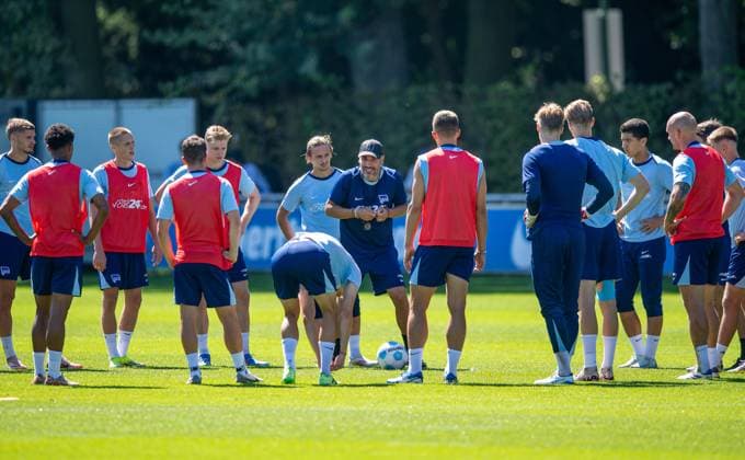 Football, Men, Season 2024 25, 2 Bundesliga, Hertha BSC, Training, Speech by coach Cristian Fiel Hertha BSC in the circle, 13 08 2024, Copyright: xSebastianxRäppold MatthiasxKochx