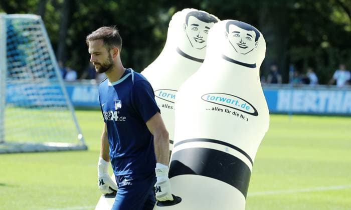 Goalkeeper Marius Gersbeck pulls two dummies Action upper body Sport Football Soccer season 2024 2025 2 Bundesliga Men DFL 13 08 2024 Training Kick-off training Hertha BSC Berlin DFL regulations prohibit any use of photographs as image sequences and or quasi video
