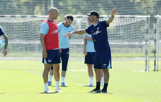 Coach Cristian Fiel talks to Toni Leistner Sport Football Soccer Season 2024 2025 2 Bundesliga Men DFL 13 08 2024 Training Kick-off training Hertha BSC Berlin DFL regulations prohibit any use of photographs as image sequences and or quasi video