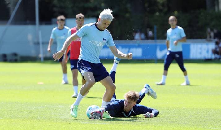 Marten Winkler in a duel with goalkeeper Tim Goller Match scene Action Sport Football Soccer Season 2024 2025 2 Bundesliga Men DFL 13 08 2024 Training Kick-off training Hertha BSC Berlin DFL regulations prohibit any use of photographs as image sequences and or quasi video
