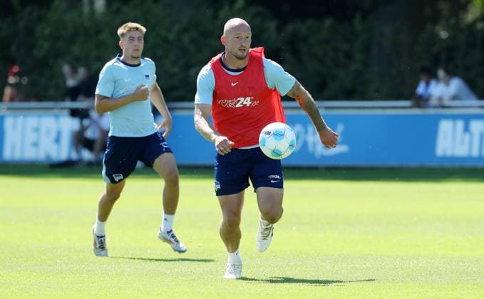 Toni Leistner on the ball single image cropping action sport soccer soccer season 2024 2025 2 Bundesliga men DFL 13 08 2024 training kick-off training Hertha BSC Berlin DFL regulations prohibit any use of photographs as image sequences and or quasi video