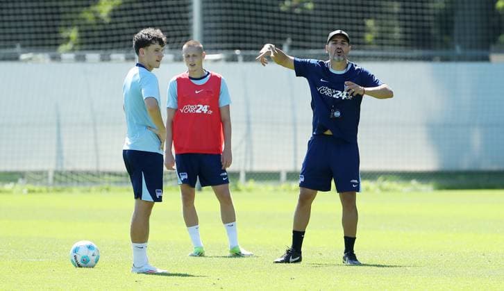 Coach Cristian Fiel talking, pointing, gesticulating, left Julius Gottschalk, Palko Dardai Sport Football Soccer Season 2024 2025 2 Bundesliga Men DFL 13 08 2024 Training Kick-off training Hertha BSC Berlin DFL regulations prohibit any use of photographs as image sequences and or quasi video