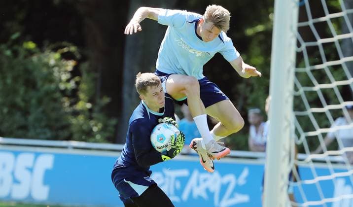 Marten Winkler in a duel with goalkeeper Tim Goller Match scene Action Sport Football Soccer Season 2024 2025 2 Bundesliga Men DFL 13 08 2024 Training Kick-off training Hertha BSC Berlin DFL regulations prohibit any use of photographs as image sequences and or quasi video