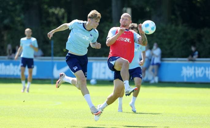 Marten Winkler in a duel with Toni Leistner Match scene Action Sport Football Soccer Season 2024 2025 2 Bundesliga Men DFL 13 08 2024 Training Kick-off training Hertha BSC Berlin DFL regulations prohibit any use of photographs as image sequences and or quasi video