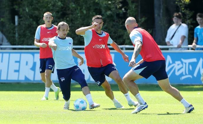 Michal Karbownik, Smail Prevljak, Toni Leistner duel Match scene Action Sport Football Soccer Season 2024 2025 2 Bundesliga Men DFL 13 08 2024 Training Kick-off training Hertha BSC Berlin DFL regulations prohibit any use of photographs as image sequences and or quasi video