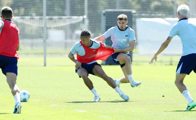 Derry Scherhant in a duel with Jonjoe Kenny Match scene Action Sport Football Soccer Season 2024 2025 2 Bundesliga Men DFL 13 08 2024 Training Kick-off training Hertha BSC Berlin DFL regulations prohibit any use of photographs as image sequences and or quasi video
