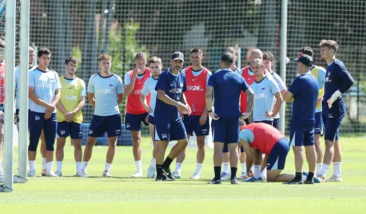 Coach Cristian Fiel talks to the team Sport Football Soccer Season 2024 2025 2 Bundesliga Men DFL 13 08 2024 Training Kick-off training Hertha BSC Berlin DFL regulations prohibit any use of photographs as image sequences and or quasi video