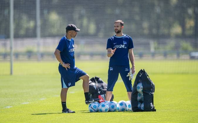 Football, Men, Season 2024 25, 2 Bundesliga, Hertha BSC, Training, f l Coach Cristian Fiel Hertha BSC , Goalkeeper Marius Gersbeck Hertha BSC , 13 08 2024, Copyright: xSebastianxRäppold MatthiasxKochx