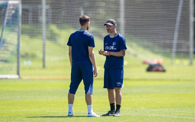 Football, Men, Season 2024 25, 2 Bundesliga, Hertha BSC, Training, f l Goalkeeper Marius Gersbeck Hertha BSC , Coach Cristian Fiel Hertha BSC , 13 08 2024, Copyright: xSebastianxRäppold MatthiasxKochx