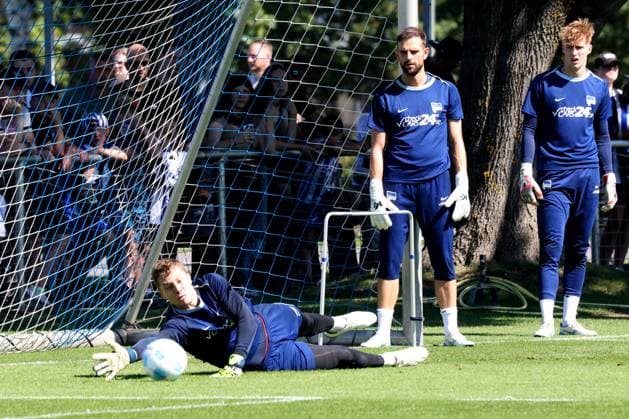 DEU, DFL, 2 FBL Hertha BSC, Training, 13 08 2024, Sportforum, Berlin, DEU, DFL, 2 FBL Hertha BSC, Training, im Bild Tjark Ernst Hertha BSC Berlin 1 , Marius Gersbeck Hertha BSC Berlin 35 DFL regulations prohibit any use of Photographs as image sequences and or quasi video Foto Juergen Engler nordphoto GmbH nordphotoxGmbHx xEngler nph00076