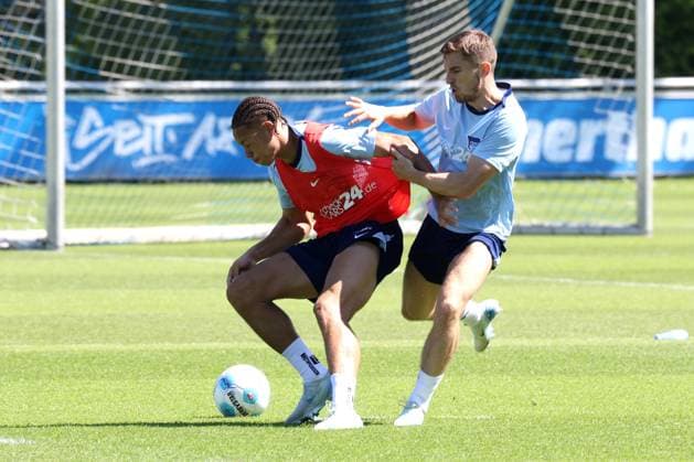 DEU, DFL, 2 FBL Hertha BSC, Training, 13 08 2024, Sportforum, Berlin, DEU, DFL, 2 FBL Hertha BSC, Training, in the picture Derry Scherhant Hertha BSC Berlin 39 , Jonjoe Kenny Hertha BSC Berlin 16 DFL regulations prohibit any use of Photographs as image sequences and or quasi video Foto Juergen Engler nordphoto GmbH nordphotoxGmbHx xEngler nph00076