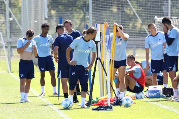 DEU, DFL, 2 FBL Hertha BSC, Training, 13 08 2024, Sportforum, Berlin, DEU, DFL, 2 FBL Hertha BSC, Training, im Bild Trinkpause, Hitze DFL regulations prohibit any use of Photographs as image sequences and or quasi video Foto Juergen Engler nordphoto GmbH nordphotoxGmbHx xEngler nph00076