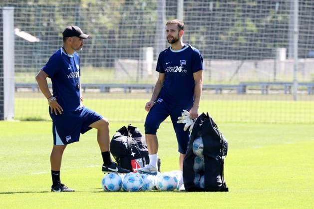 DEU, DFL, 2 FBL Hertha BSC, Training, 13 08 2024, Sportforum, Berlin, DEU, DFL, 2 FBL Hertha BSC, Training, in the picture Marius Gersbeck Hertha BSC Berlin 35 , Head coach Cristian Fiel Hertha BSC Berlin DFL regulations prohibit any use of Photographs as image sequences and or quasi video Foto Juergen Engler nordphoto GmbH nordphotoxGmbHx xEngler nph00076