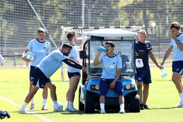 DEU, DFL, 2 FBL Hertha BSC, Training, 13 08 2024, Sportforum, Berlin, DEU, DFL, 2 FBL Hertha BSC, Training, im Bild Trinkpause, Ibrahim Maza Hertha BSC Berlin 10 , Andreas Bouchalakis Hertha BSC Berlin 5 , Jonjoe Kenny Hertha BSC Berlin 16 , Marton Dardai Hertha BSC Berlin 31 , Haris Tabakovic Hertha BSC Berlin 25 DFL regulations prohibit any use of Photographs as image sequences and or quasi video Foto Juergen Engler nordphoto GmbH nordphotoxGmbHx xEngler nph00076