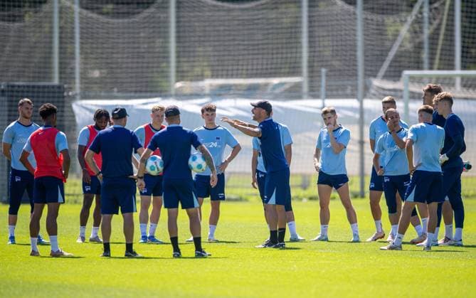 Football, Men, Season 2024 25, 2 Bundesliga, Hertha BSC, Training, Speech by coach Cristian Fiel Hertha BSC in the circle, 13 08 2024, Copyright: xSebastianxRäppold MatthiasxKochx