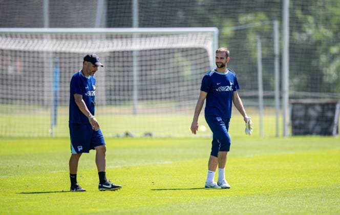 Football, Men, Season 2024 25, 2 Bundesliga, Hertha BSC, Training, f l Coach Cristian Fiel Hertha BSC , Goalkeeper Marius Gersbeck Hertha BSC , 13 08 2024, Copyright: xSebastianxRäppold MatthiasxKochx