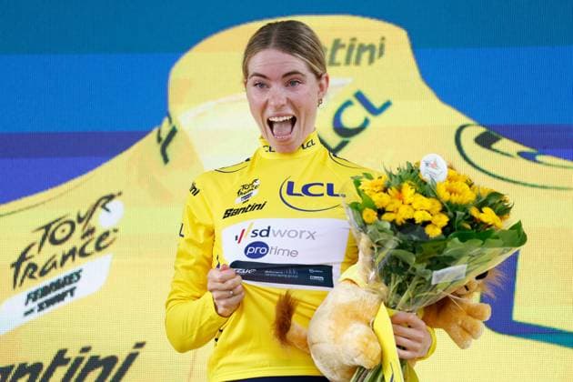 Bilder des Jahres 2024, Sport 08 August Sport Themen der Woche KW33 Sport Bilder des Tages ROTTERDAM - Demi Vollering celebrates her victory and the yellow jersey on the podium after the individual time trial of the Tour de France Femmes, the Tour de France for women. The multi-day cycling race is part of the UCI Women s WorldTour and lasts until 18 August. ANP BAS CZERWINSKI Tour de France Femmes 2024 2024 xVIxANPxSportx xxANPxIVx 505935580 originalFilename: 505935580.jpg