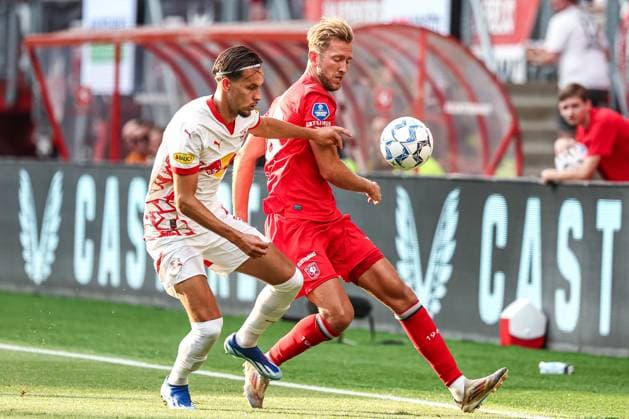 ENSCHEDE - (l-r) Amar Dedic of FC Salzburg, Michel Vlap of FC Twente during the UEFA Champions League preliminary round match between FC Twente and FC Salzburg at Stadion De Grolsch Veste on August 13, 2024 in Enschede, Netherlands. ANP VINCENT JANNINK UEFA Champions League Third qualifying round second leg 2024 25 xVIxANPxSportx xxANPxIVx 505936863 originalFilename: 505936863.jpg