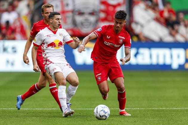 ENSCHEDE, 13-08-2024 , Stadium de Grolsch Veste, football, UEFA Champions League, qualification, season 2024 2025, during the match FC Twente - Salzburg, FC Salzburg player Oscar Gloukh, FC Twente player Mathias Kjolo, FC Twente player Mees Hilgers Twente - Salzburg x26028355x Copyright: