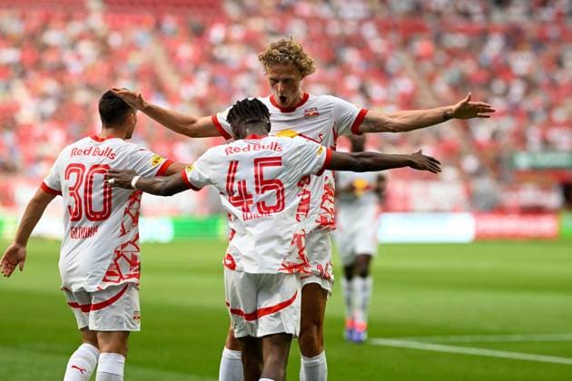 Champions League qualification Twente Enschede RB Salzburg on 13 08 2024 at De Grolsch Veste in Enschede Cheering, goal celebration, goal scorer, goal scorer Dorgeles Nene Salzburg cheers after his goal to 0 2 with Maurits Kjaergaard Salzburg MT