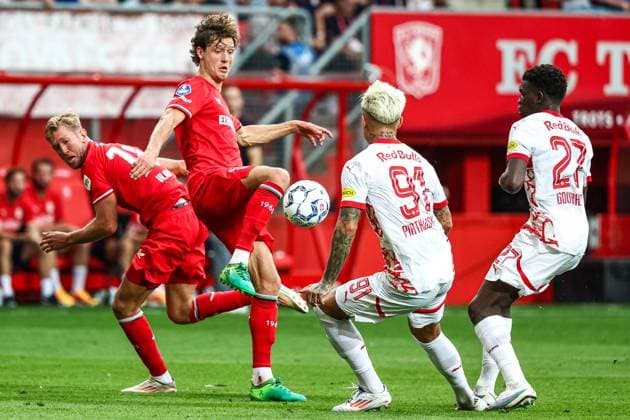 ENSCHEDE - (l-r) Michel Vlap of FC Twente, Sam Lammers of FC Twente, Kamil Piatowski of FC Salzburg, Lucas Gourna-Douath of FC Salzburg during the UEFA Champions League preliminary round match between FC Twente and FC Salzburg at Stadion De Grolsch Veste on August 13, 2024 in Enschede, Netherlands. ANP VINCENT JANNINK UEFA Champions League Third qualifying round second leg 2024 25 xVIxANPxSportx xxANPxIVx 505937441 originalFilename: 505937441.jpg