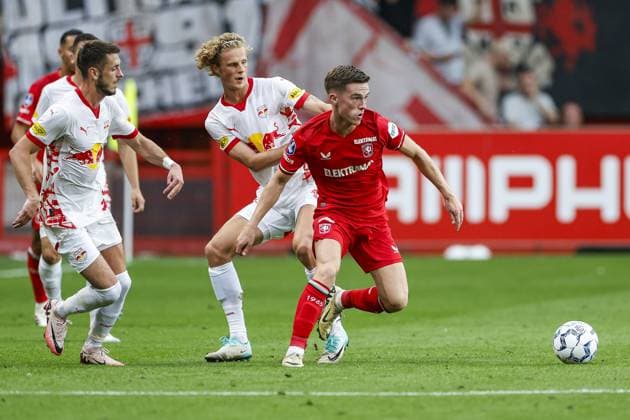 ENSCHEDE, 13-08-2024 , Stadium de Grolsch Veste, football, UEFA Champions League, qualification, season 2024 2025, during the match FC Twente - Salzburg, FC Twente player Daan Rots and FC Salzburg player Maurits Kjaergaard Twente - Salzburg  x26028425x Copyright: