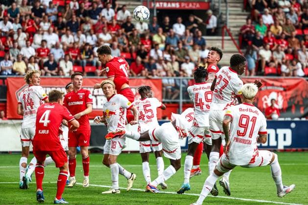 ENSCHEDE - Mees Hilgers of FC Twente scores the 1-2 during the UEFA Champions League preliminary round match between FC Twente and FC Salzburg at Stadion De Grolsch Veste on August 13, 2024 in Enschede, Netherlands. ANP VINCENT JANNINK UEFA Champions League Third qualifying round second leg 2024 25 xVIxANPxSportx xxANPxIVx 505937629 originalFilename: 505937629.jpg