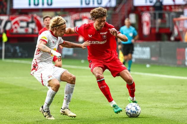 ENSCHEDE - (l-r) Mads Bidstrup of FC Salzburg, Sam Lammers of FC Twente during the UEFA Champions League preliminary round match between FC Twente and FC Salzburg at Stadion De Grolsch Veste on August 13, 2024 in Enschede, Netherlands. ANP VINCENT JANNINK UEFA Champions League Third qualifying round second leg 2024 25 xVIxANPxSportx xxANPxIVx 505937809 originalFilename: 505937809.jpg
