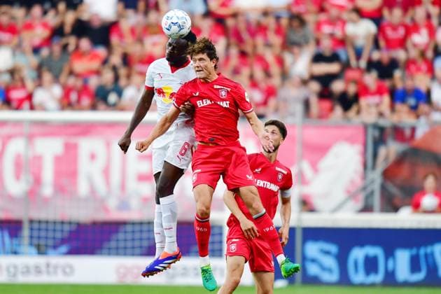 ENSCHEDE, 13-08-2024 , Stadium de Grolsch Veste, football, UEFA Champions League, qualification, season 2024 2025, FC Twente - Salzburg. FC Twente player Sam Lammers and Salzburg player Samson Baidoo Twente - Salzburg  x26028439x Copyright:
