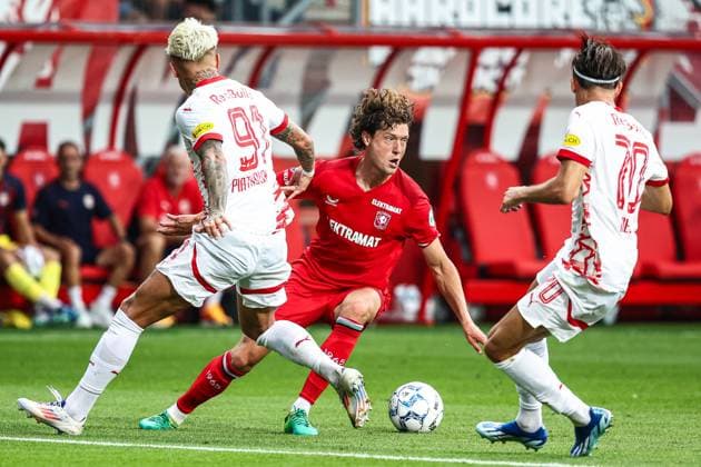 ENSCHEDE - (l-r) Kamil Piatowski of FC Salzburg, Sam Lammers of FC Twente, Amar Dedic of FC Salzburg during the UEFA Champions League preliminary round match between FC Twente and FC Salzburg at Stadion De Grolsch Veste on August 13, 2024 in Enschede, Netherlands. ANP VINCENT JANNINK UEFA Champions League Third qualifying round second leg 2024 25 xVIxANPxSportx xxANPxIVx 505937985 originalFilename: 505937985.jpg