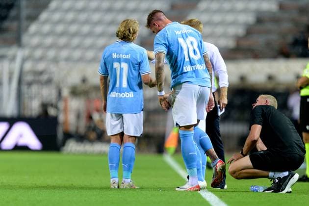 240813 Pontus Jansson of Malmö FF receives medical treatment during the UEFA Champions League football match between PAOK and Malmö FF on August 13, 2024 in Thessaloniki Photo Mathilda Ahlberg BILDBYRAN kod MA MA0703 fotboll football soccer fotball champions league paok malmö ff bbeng bbauto skada  Copyright: MATHILDAxAHLBERG BB240813MA033