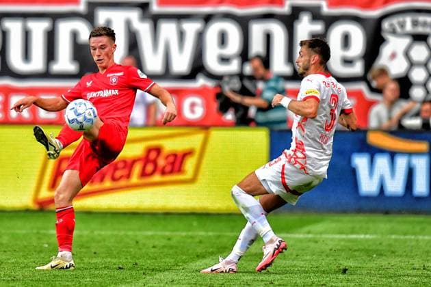 ENSCHEDE, 13-08-2024 , Stadium de Grolsch Veste, football, UEFA Champions League, qualification, season 2024 2025, FC Twente - Salzburg. FC Twente player Alec van Hoorenbeeck and Salzburg player Aleksa Terzic Twente - Salzburg  x26028644x Copyright: