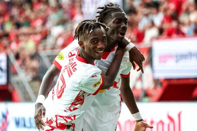 ENSCHEDE - (l-r) Samson Baidoo of FC Salzburg, Moussa Yeo of FC Salzburg celebrate the 1-3 during the UEFA Champions League preliminary round match between FC Twente and FC Salzburg at Stadion De Grolsch Veste on August 13, 2024 in Enschede, Netherlands. ANP VINCENT JANNINK UEFA Champions League Third qualifying round second leg 2024 25 xVIxANPxSportx xxANPxIVx 505938632 originalFilename: 505938632.jpg