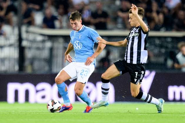 240813 Lasse Berg Johnsen of Malmö FF and Ioannis Konstantelias of PAOK during the UEFA Champions League football match between PAOK and Malmö FF on August 13, 2024 in Thessaloniki Photo Mathilda Ahlberg BILDBYRAN kod MA MA0703 fotboll football soccer fotball champions league paok malmö ff bbeng  Copyright: MATHILDAxAHLBERG BB240813MA041